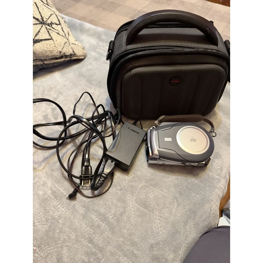 Canon DC210‎ DVD Video Camcorder 35x Optical Zoom  W/ Battery & Charger +Bag